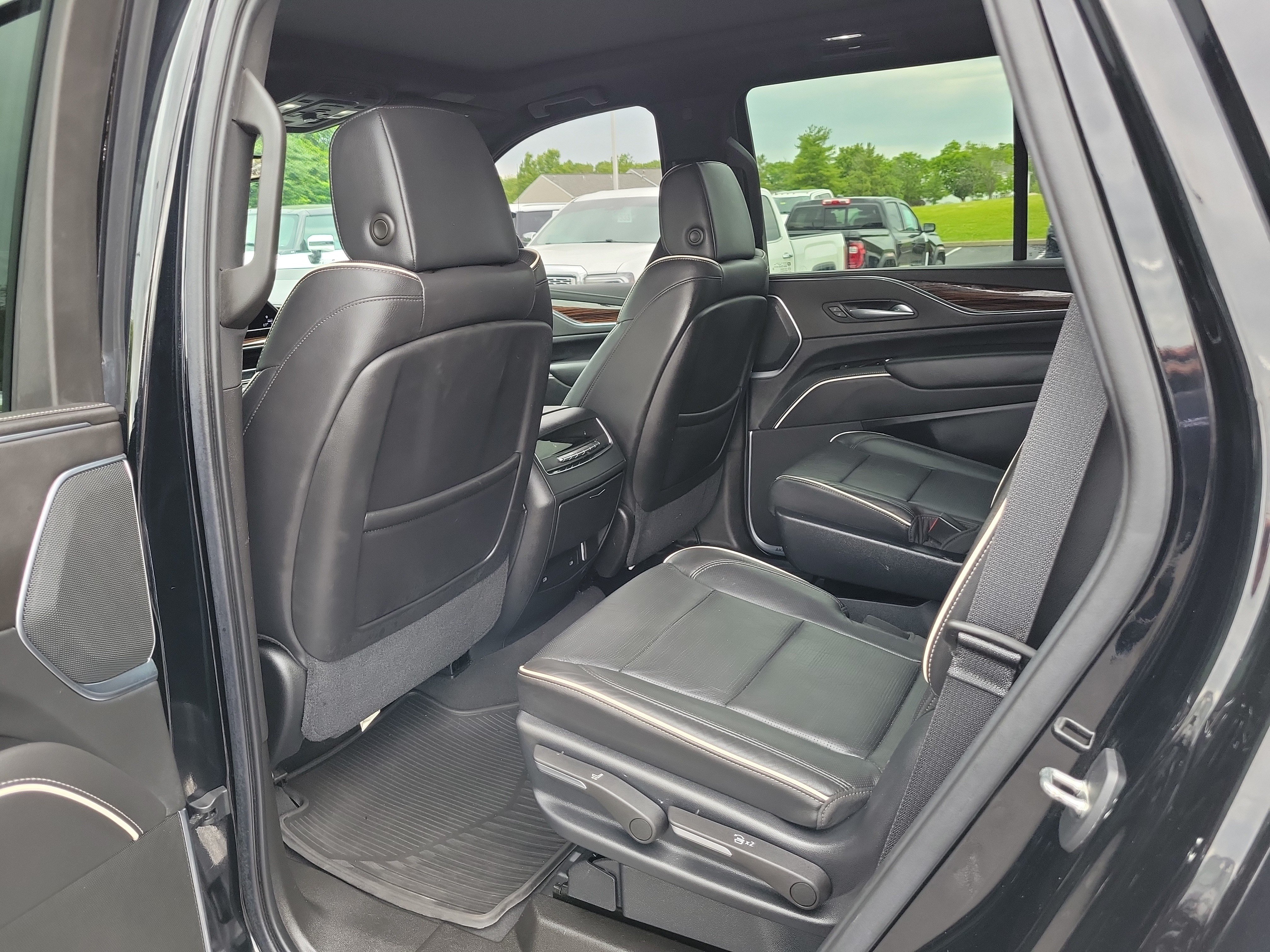 Used 2021 Cadillac Escalade Premium Luxury AWD/4WD image 16