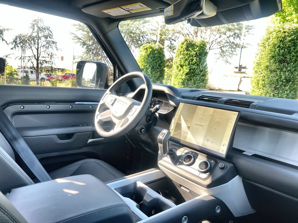 Used 2026 Land Rover Defender 130 X-Dynamic SE AWD/4WD image 14