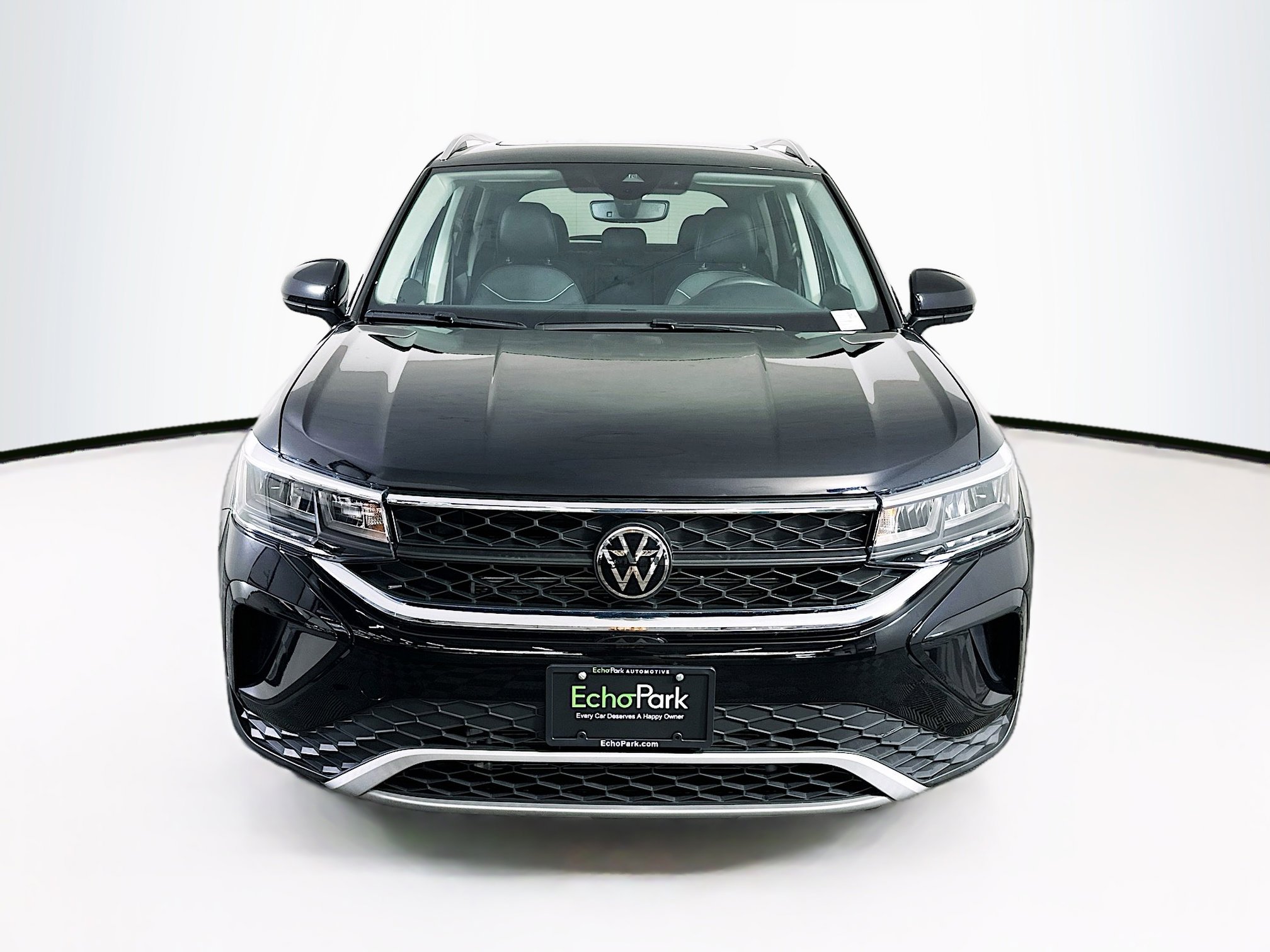 Used 2023 Volkswagen Taos SE w/ Panoramic Sunroof Package FWD image 2
