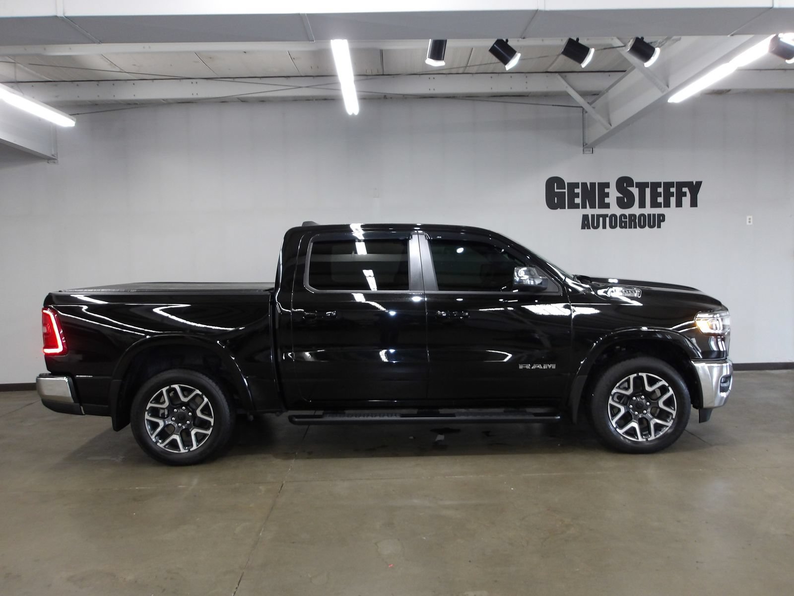 Used 2025 RAM 1500 Laramie AWD/4WD image 3