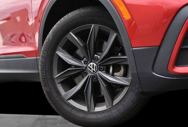 Certified 2024 Volkswagen Tiguan SE AWD/4WD image 3