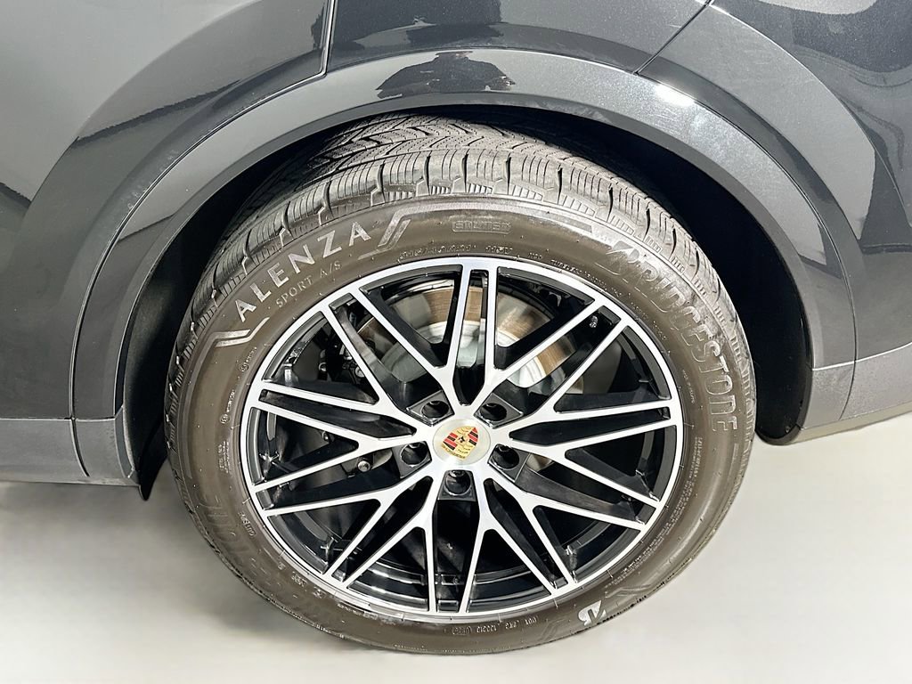 Certified 2025 Porsche Cayenne image 33