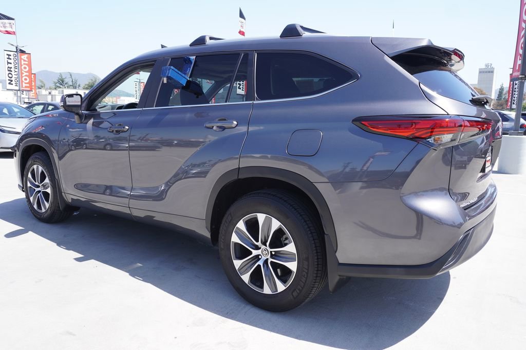 Used 2023 Toyota Highlander XLE FWD image 5