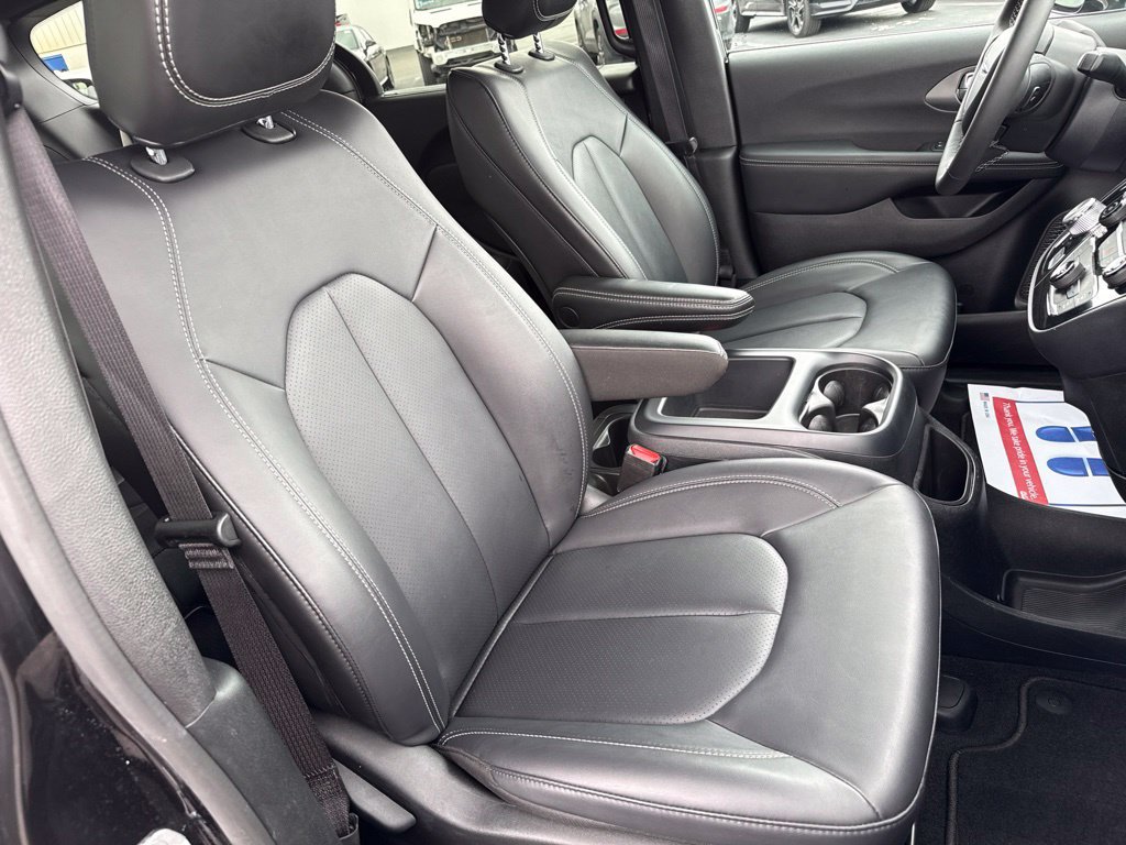 Used 2025 Chrysler Pacifica Select FWD image 31