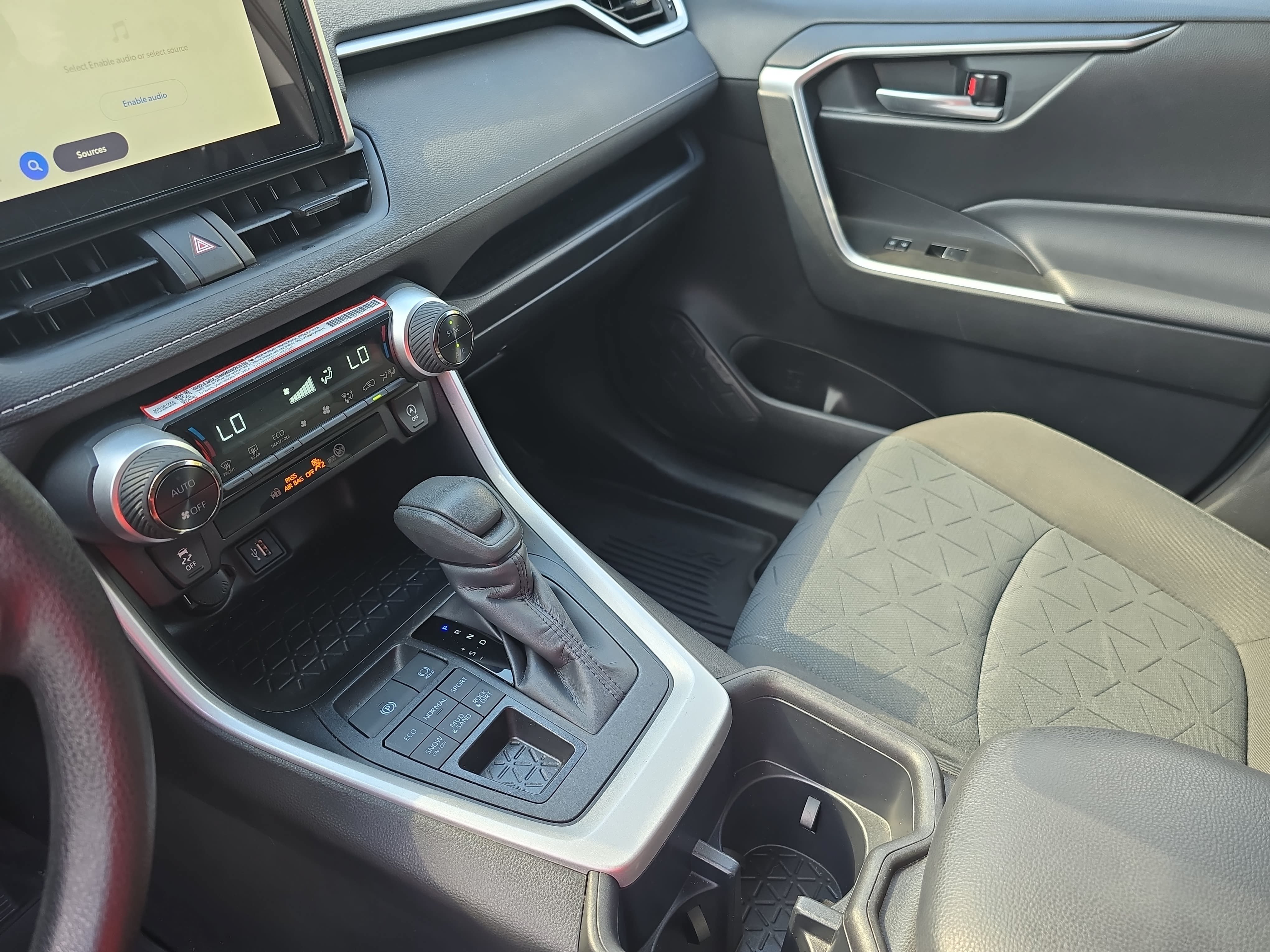 Used 2025 Toyota RAV4 XLE AWD/4WD image 21