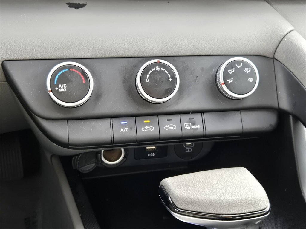 Certified 2025 Hyundai Elantra SE image 21