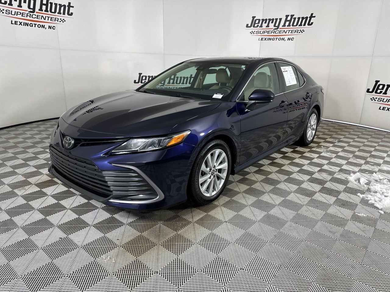 Used 2022 Toyota Camry LE image 1