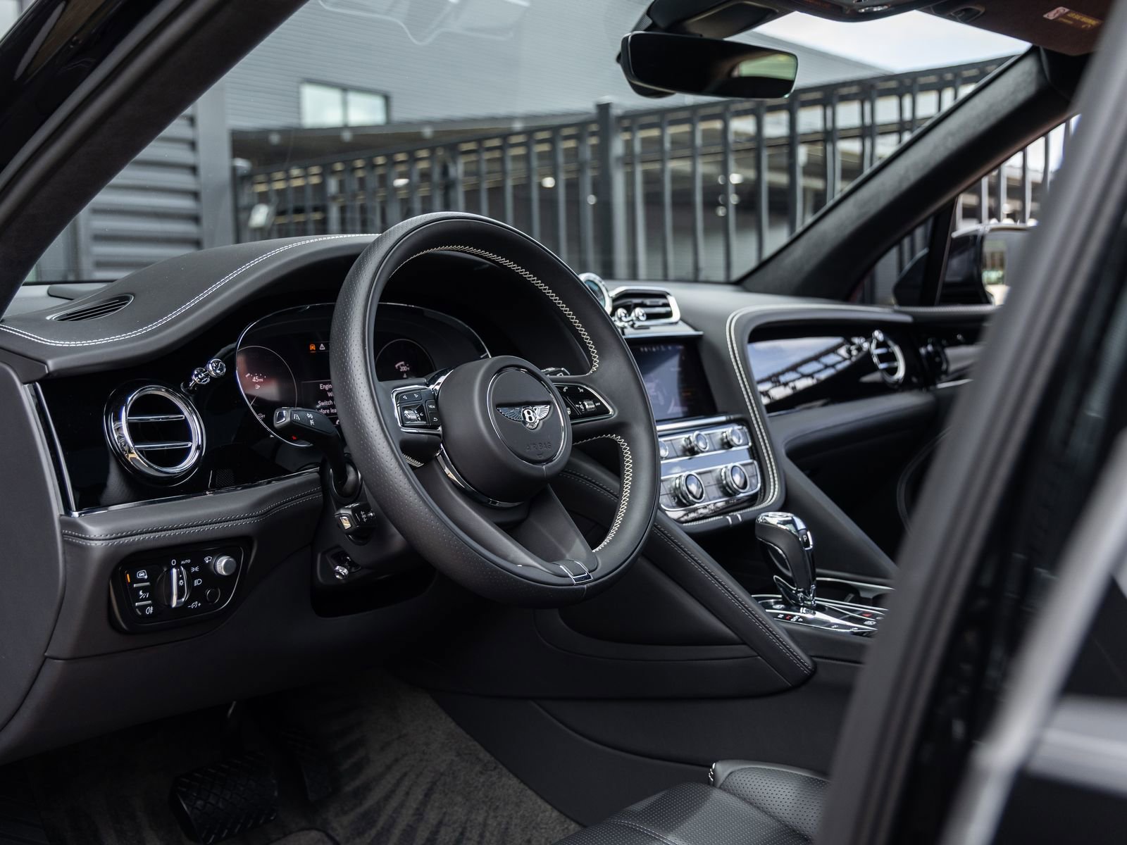 Used 2023 Bentley Bentayga AWD/4WD image 27