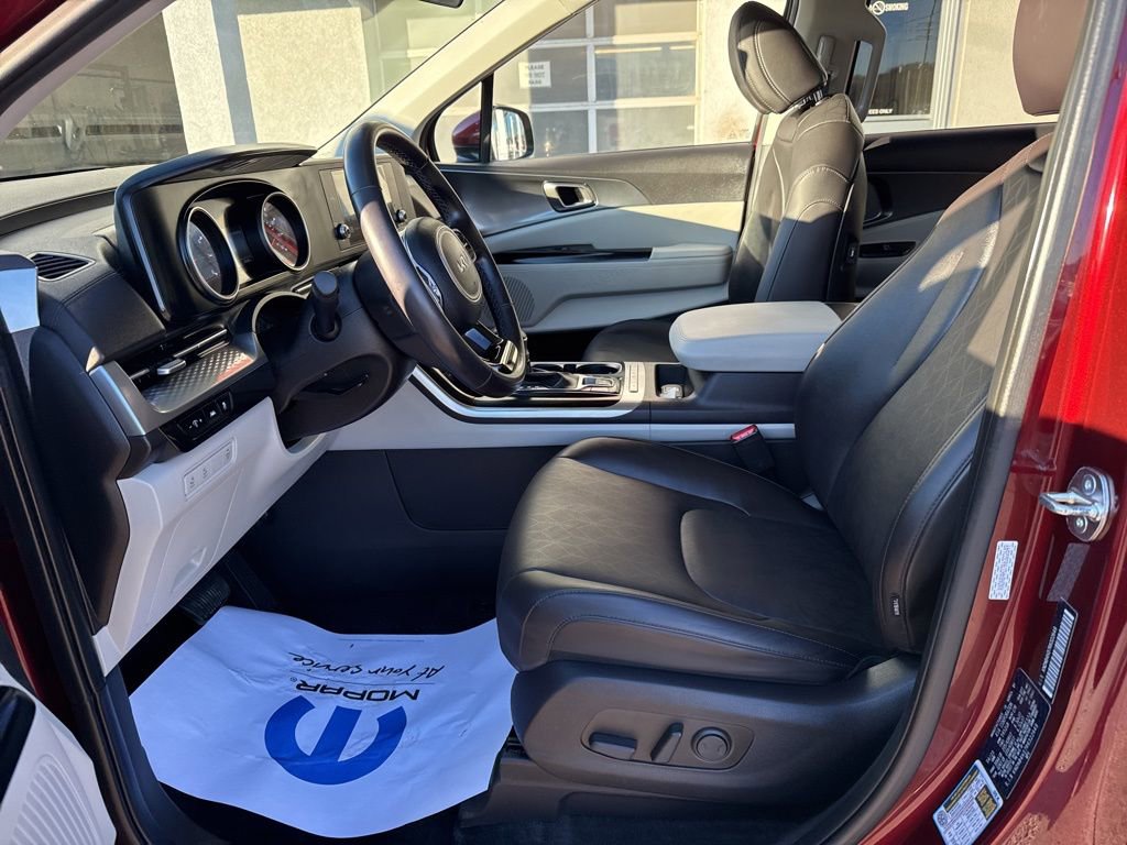 Used 2024 Kia Carnival LX image 9