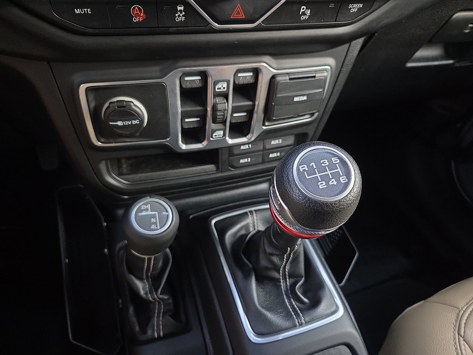 Used 2018 Jeep Wrangler Unlimited Sahara AWD/4WD image 20
