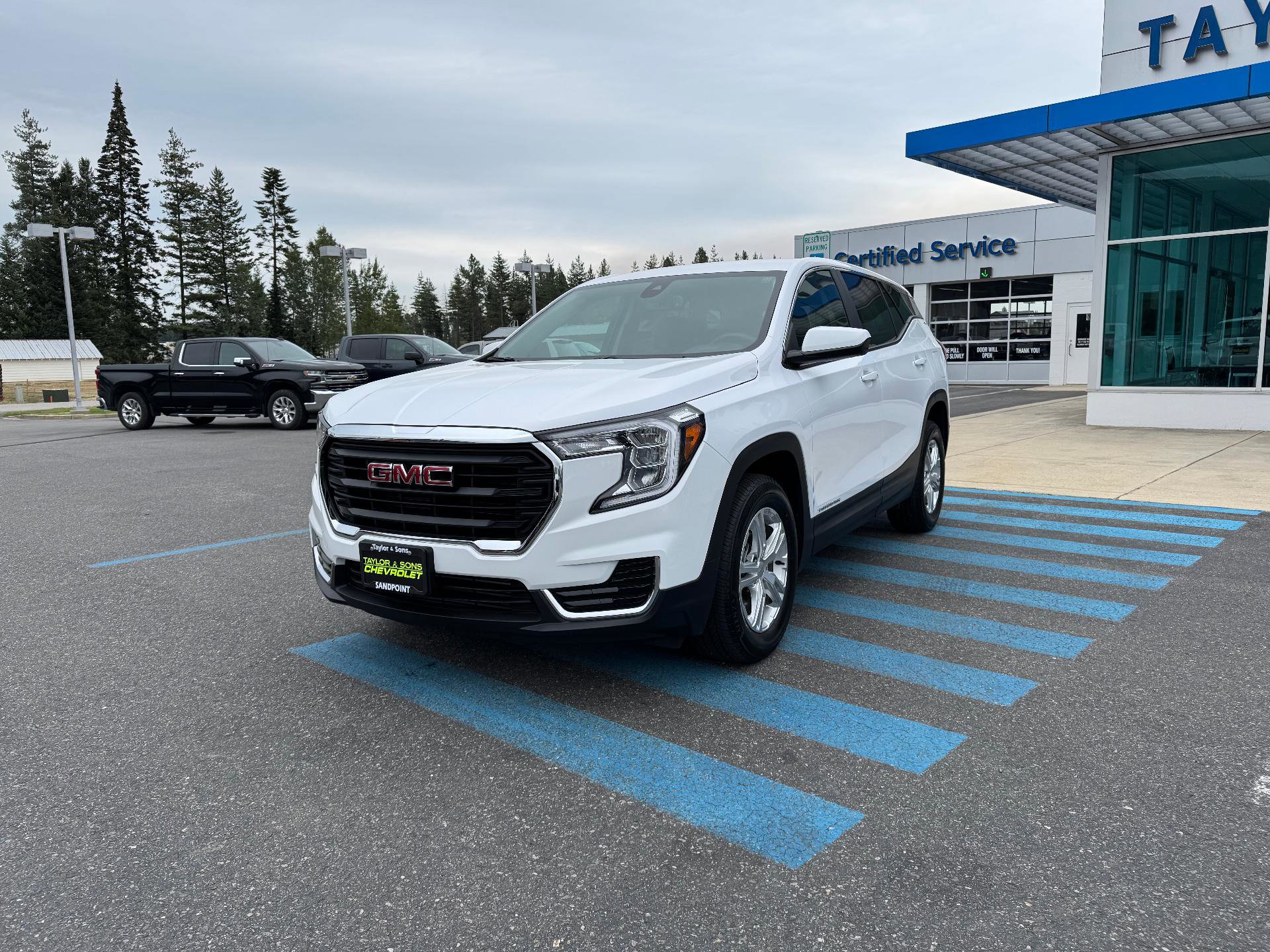 Used 2024 GMC Terrain SLE image 3