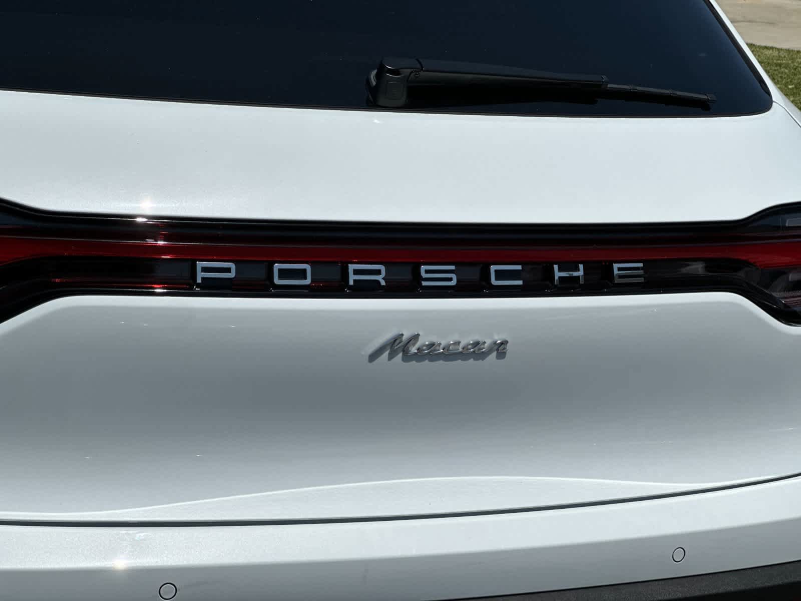 Certified 2025 Porsche Macan AWD/4WD image 31