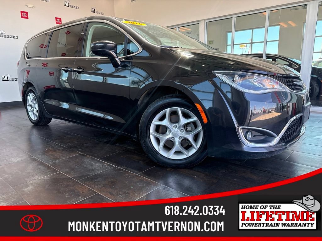 Used 2019 Chrysler Pacifica Touring Plus w/ Tire & Wheel Group FWD image 1