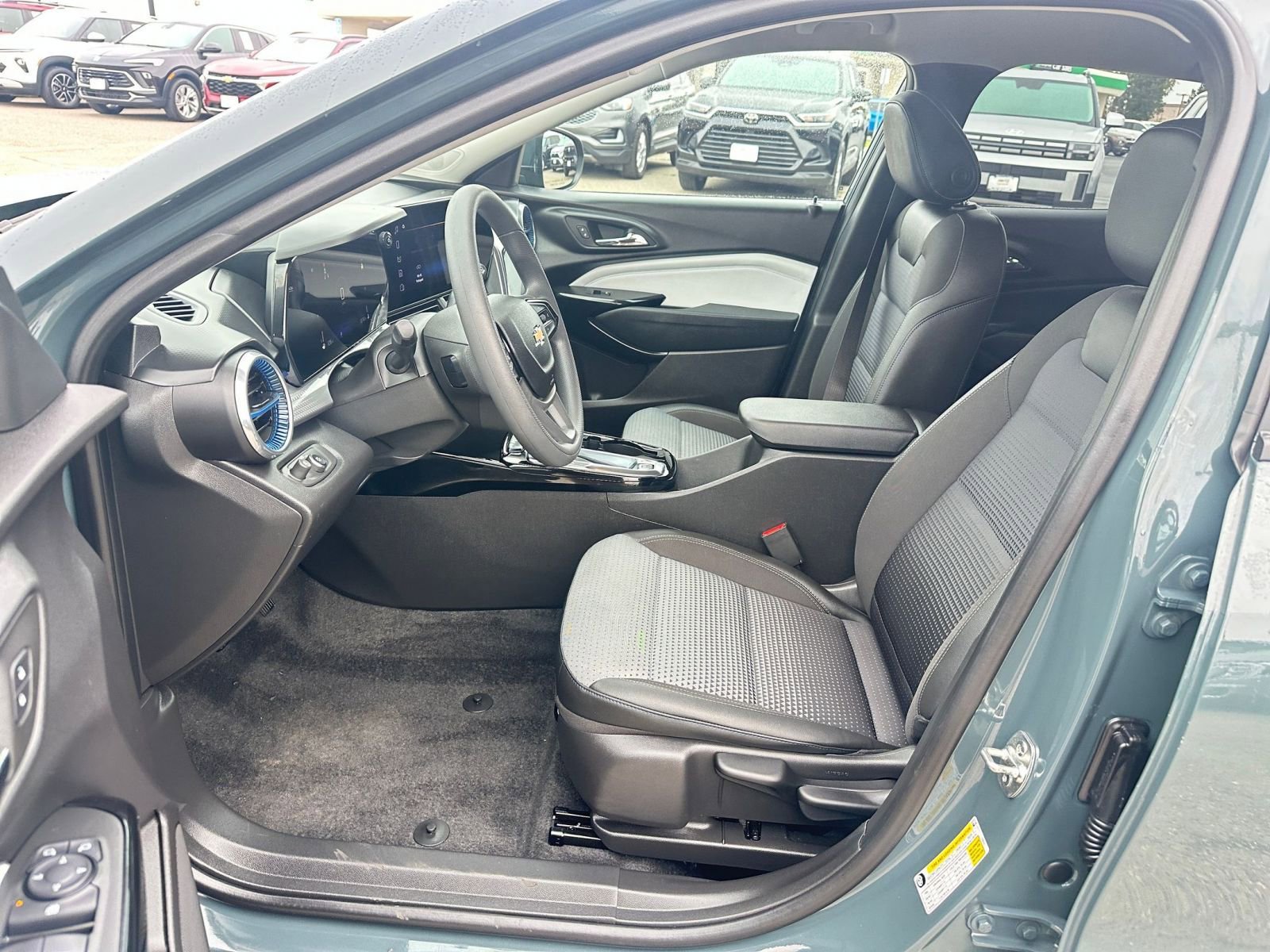 Used 2025 Chevrolet Trax LT image 27