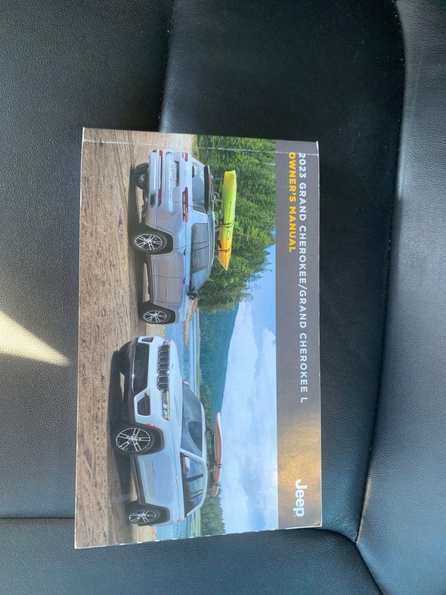 Used 2023 Jeep Grand Cherokee Limited image 33