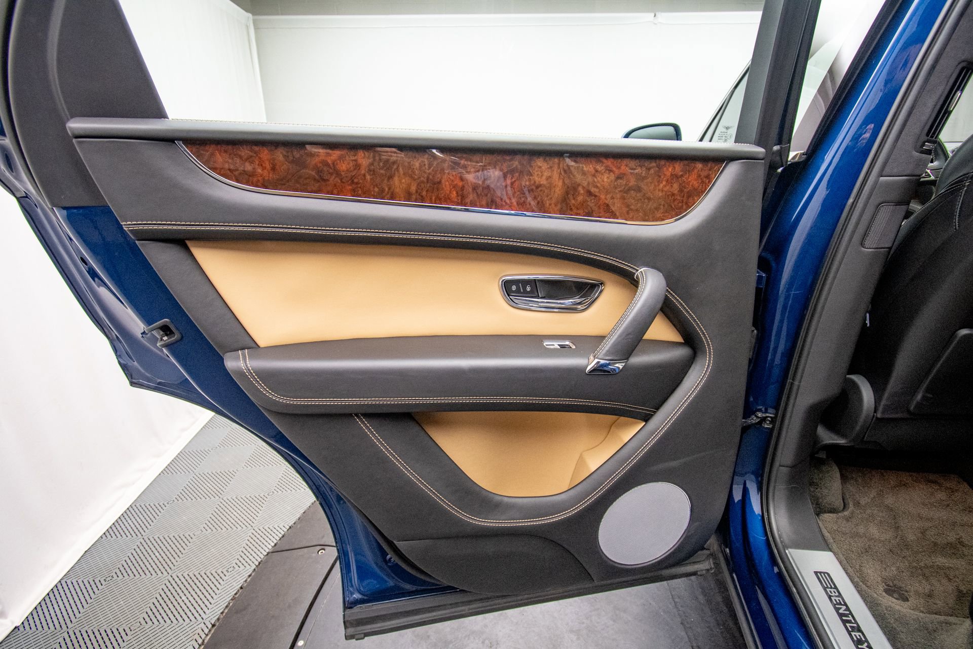 Used 2018 Bentley Bentayga Activity image 40