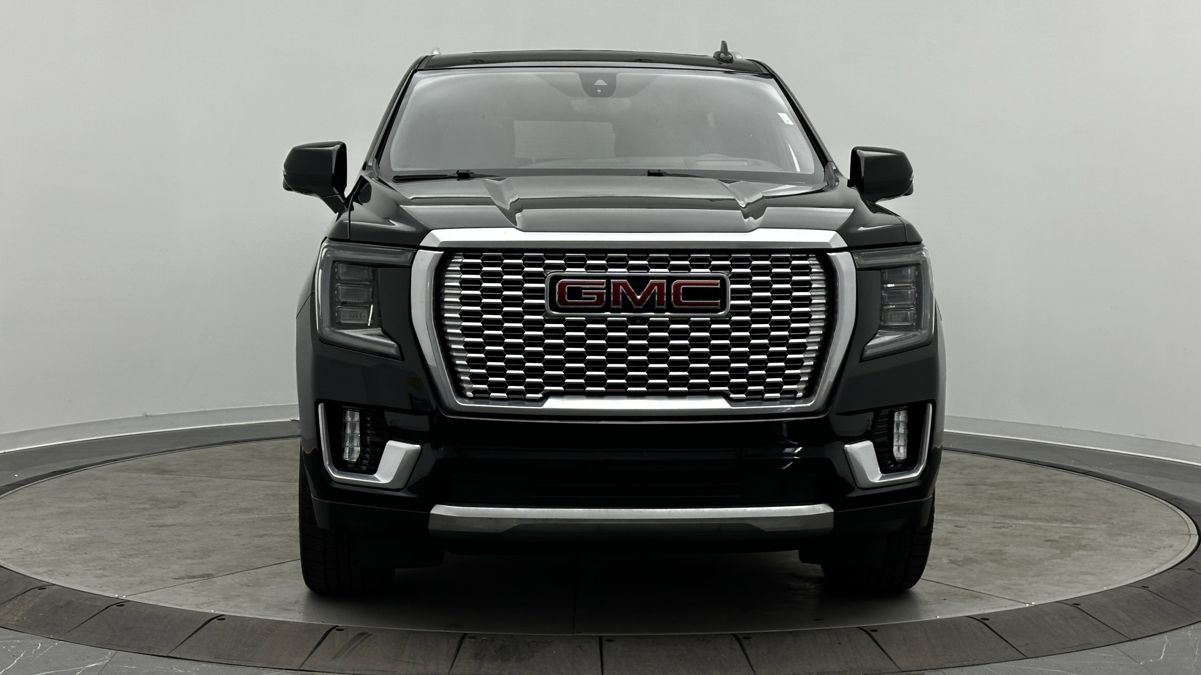 Used 2021 GMC Yukon Denali w/ Denali Premium Package image 2