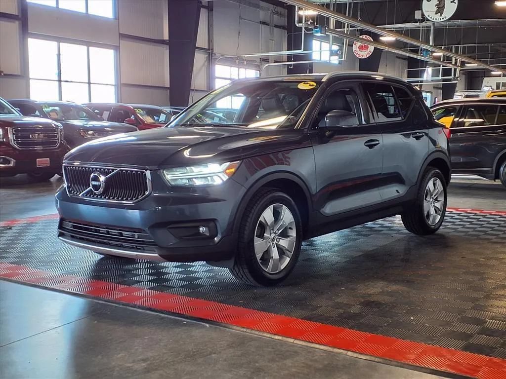 Used 2021 Volvo XC40 T4 Momentum FWD image 3