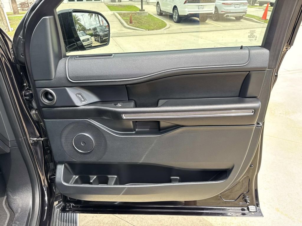 Used 2019 Ford Expedition XLT w/ Equipment Group 202A RWD image 17