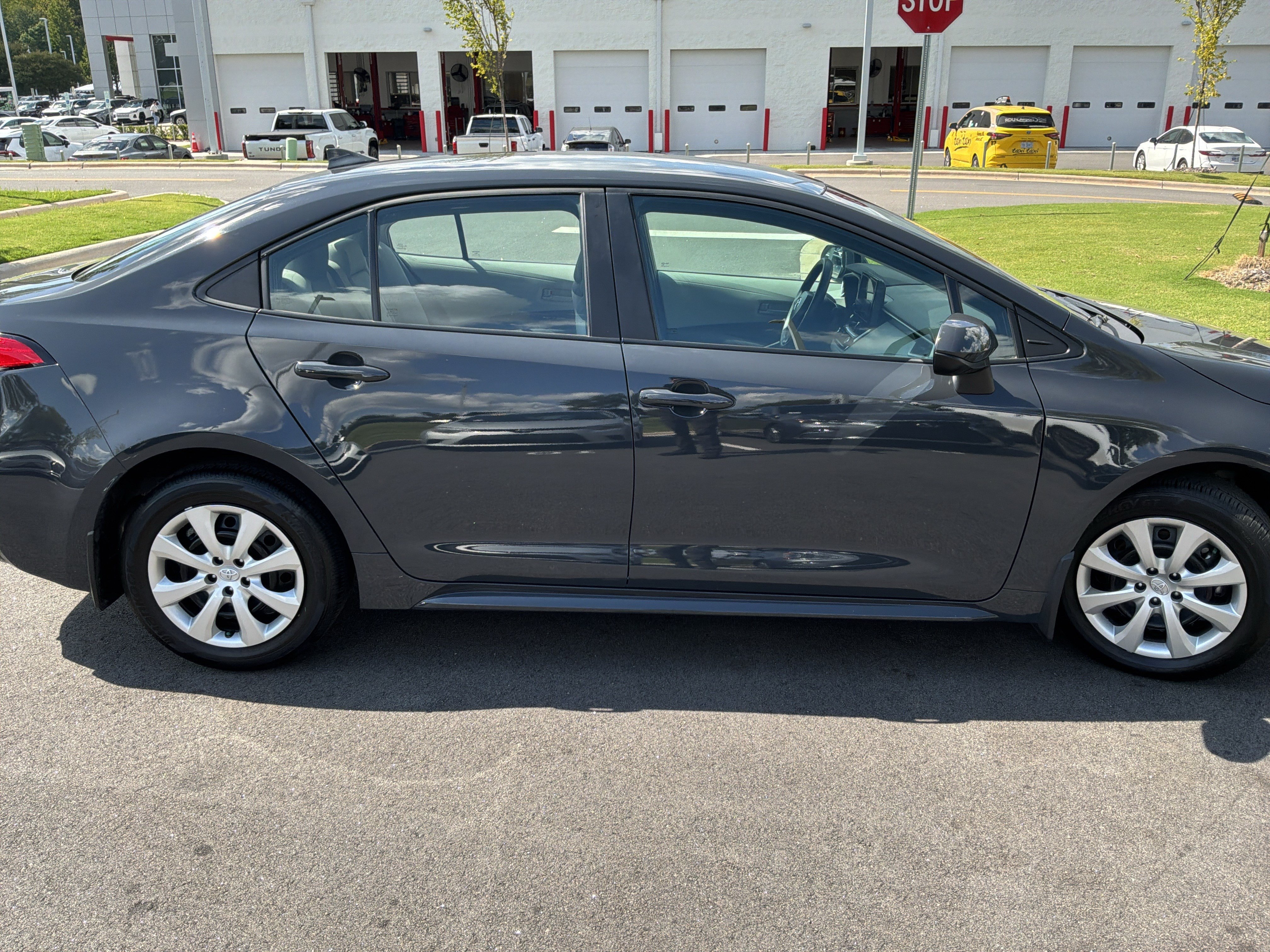 Used 2025 Toyota Corolla LE FWD image 11