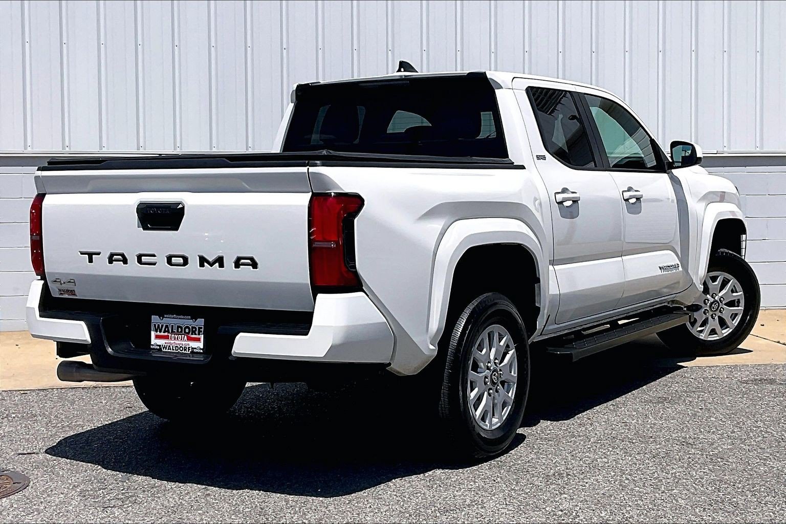 Used 2024 Toyota Tacoma SR5 AWD/4WD image 17