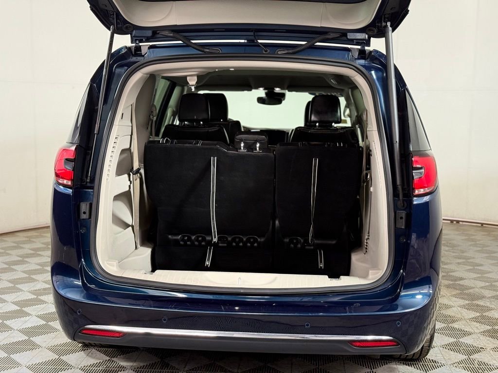 Used 2023 Chrysler Pacifica Touring-L image 6