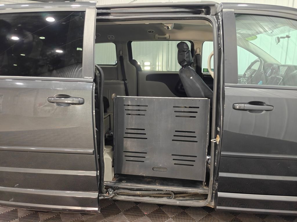 Used 2012 Dodge Grand Caravan SXT image 34