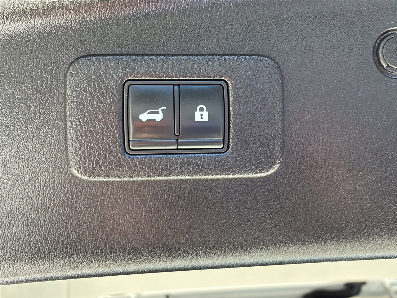 Used 2021 Nissan Armada SL w/ Captain's Chairs Package image 33