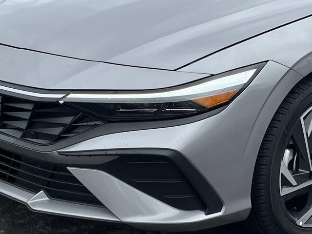 Certified 2025 Hyundai Elantra Sport FWD image 9