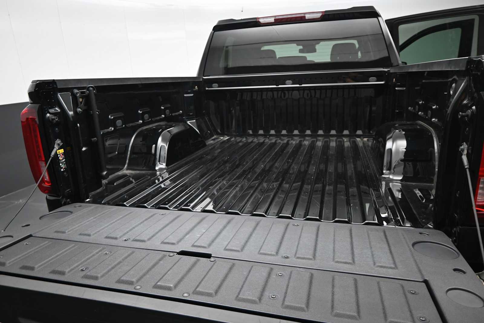 Used 2025 GMC Sierra 1500 SLT AWD/4WD image 15