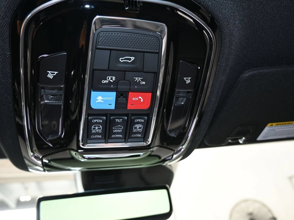 Used 2024 Jeep Grand Cherokee Overland w/ Luxury Tech Group IV AWD/4WD image 31