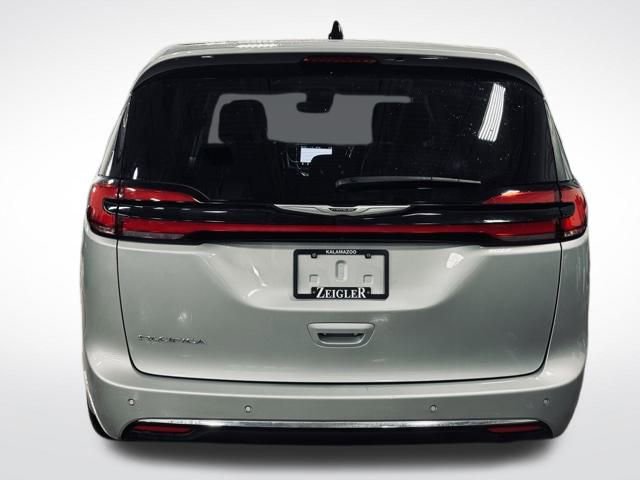 Certified 2024 Chrysler Pacifica Touring-L image 8