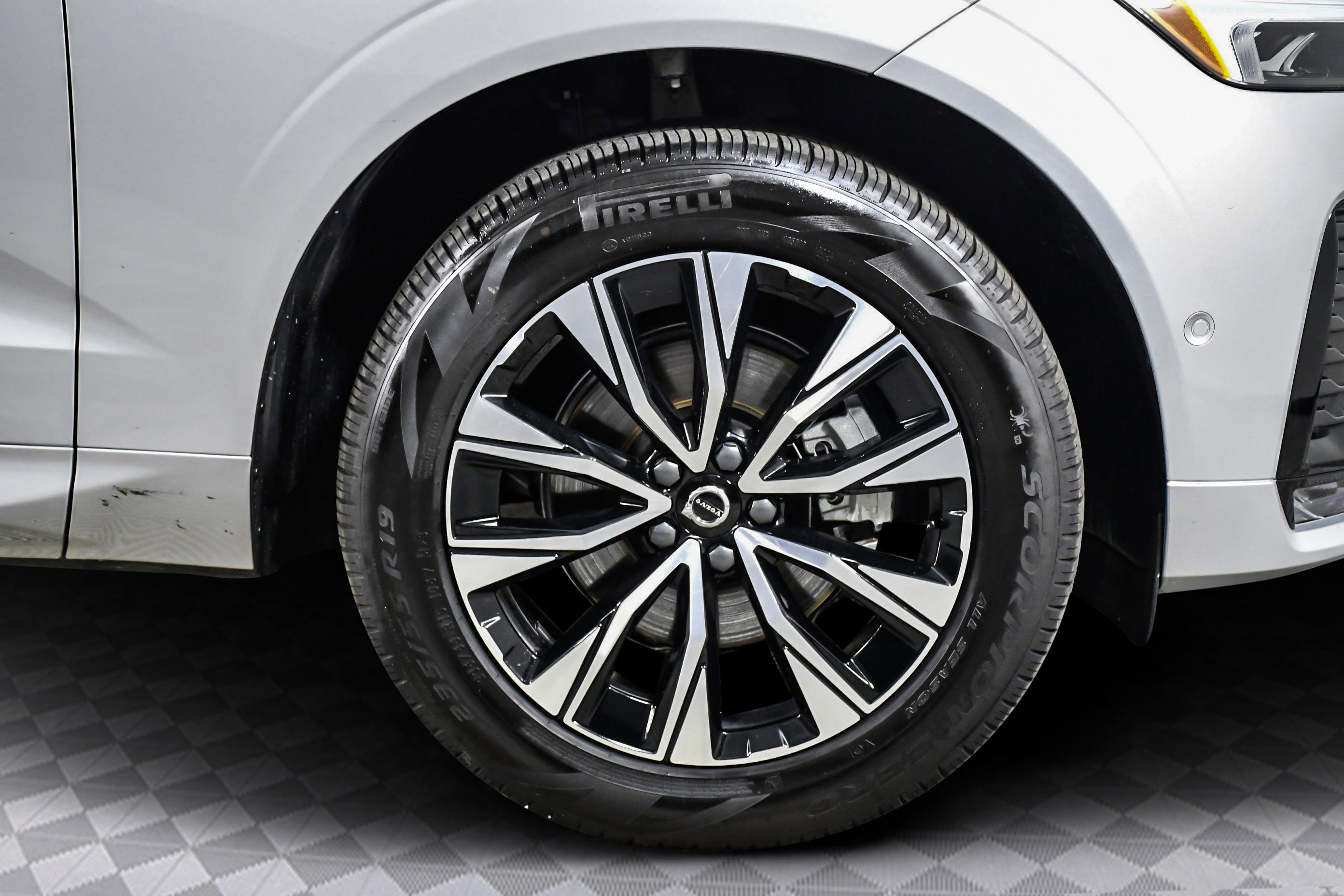 Used 2025 Volvo XC60 B5 Plus image 28