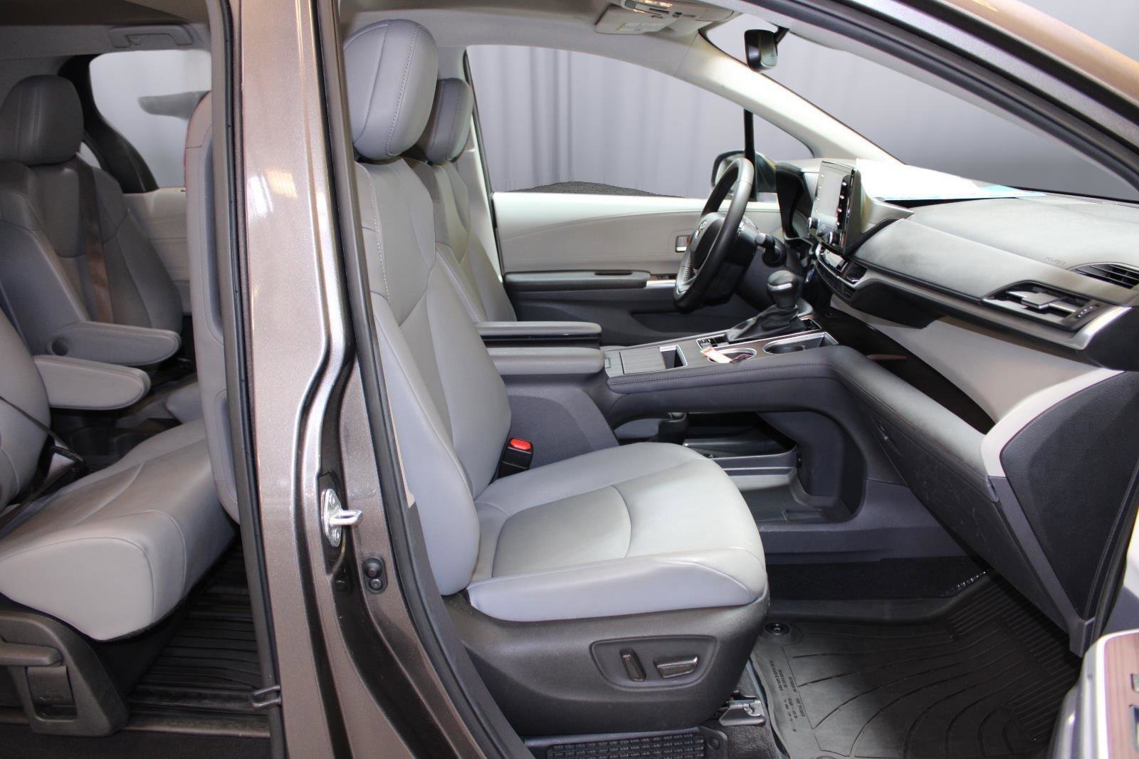 Used 2024 Toyota Sienna XLE AWD/4WD image 38