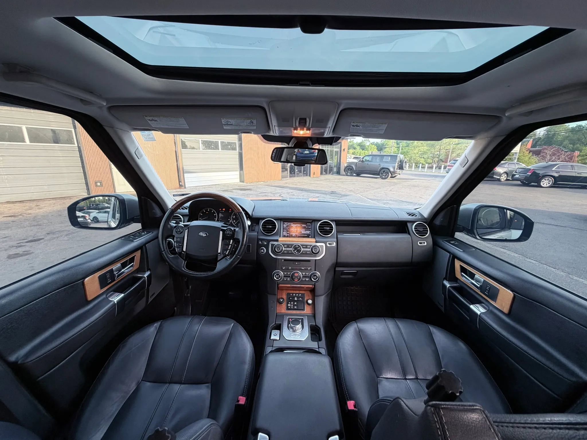 Used 2015 Land Rover LR4 HSE AWD/4WD image 12