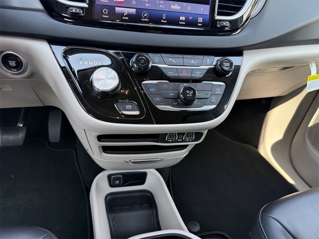 Certified 2023 Chrysler Pacifica Touring-L image 11