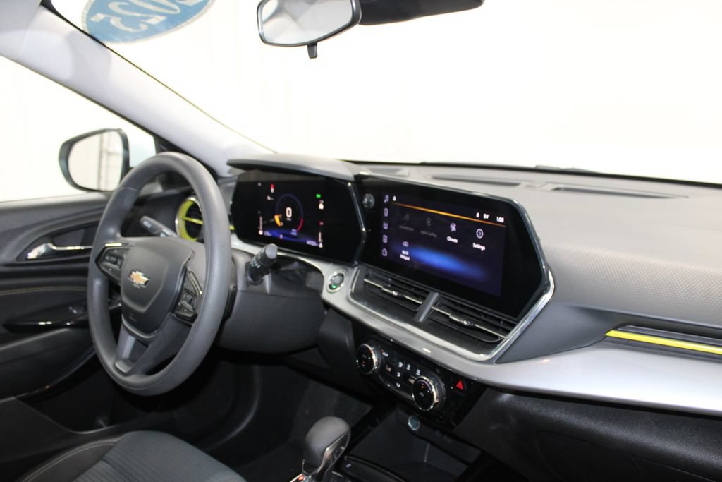 Used 2025 Chevrolet Trax LT FWD image 34