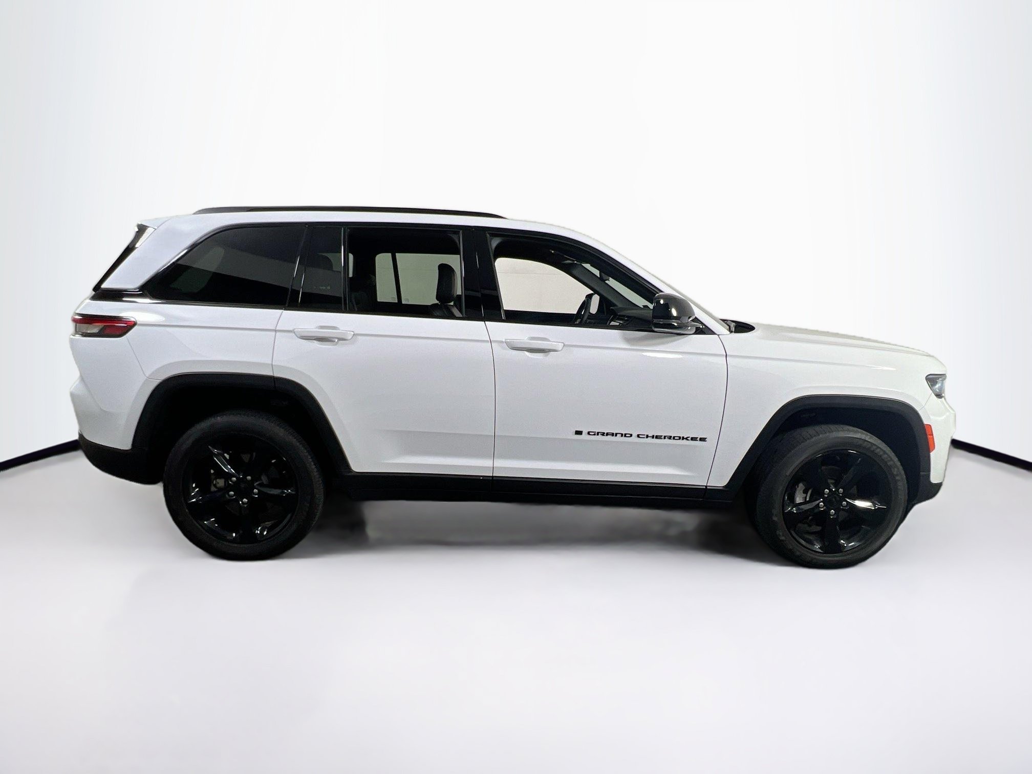 Used 2023 Jeep Grand Cherokee Altitude AWD/4WD image 4