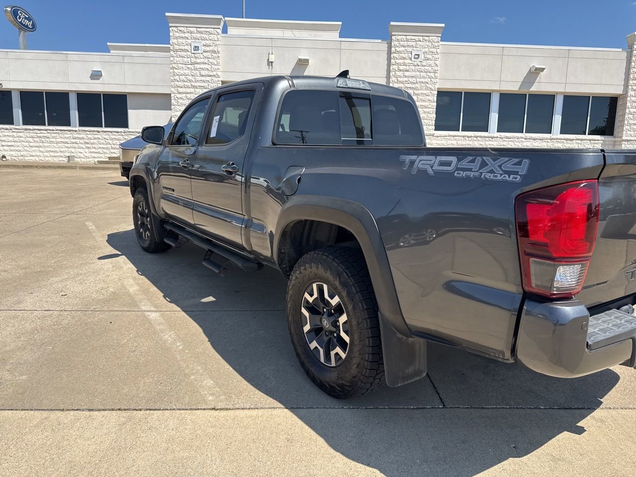 Used 2018 Toyota Tacoma TRD Off-Road w/ Technology Package image 8