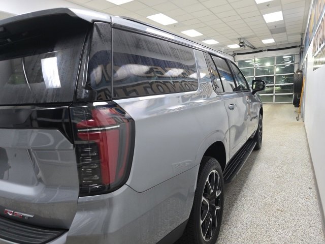 Used 2025 Chevrolet Suburban RST image 7