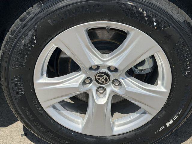 Certified 2025 Toyota Highlander LE FWD image 8