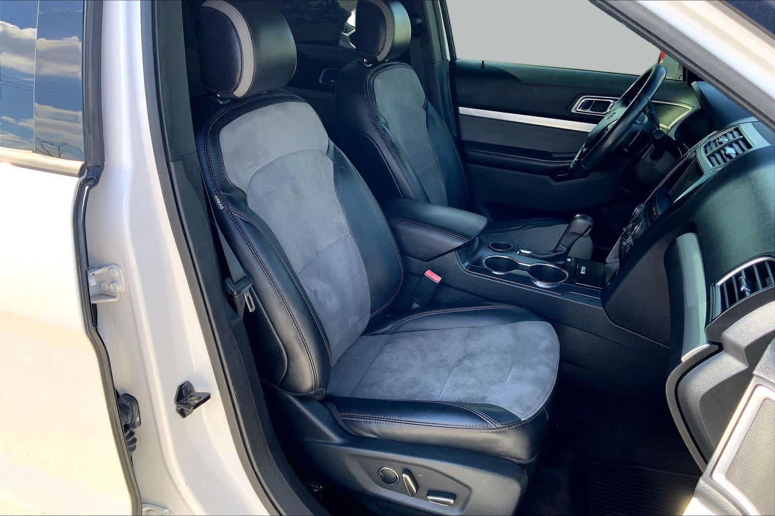 Used 2017 Ford Explorer XLT w/ Equipment Group 202A FWD image 9