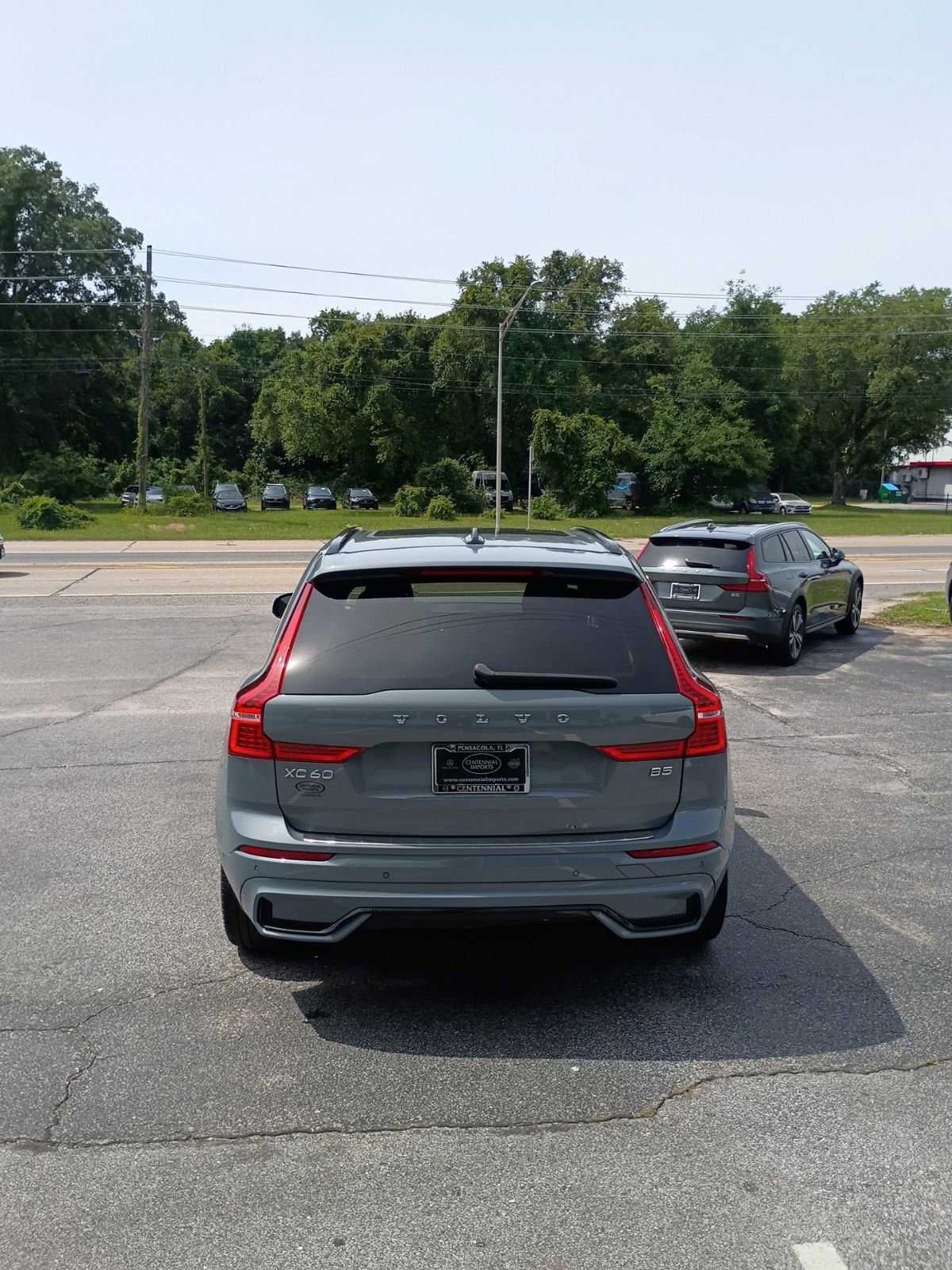 Used 2023 Volvo XC60 B5 Ultimate w/ Climate Package FWD image 4
