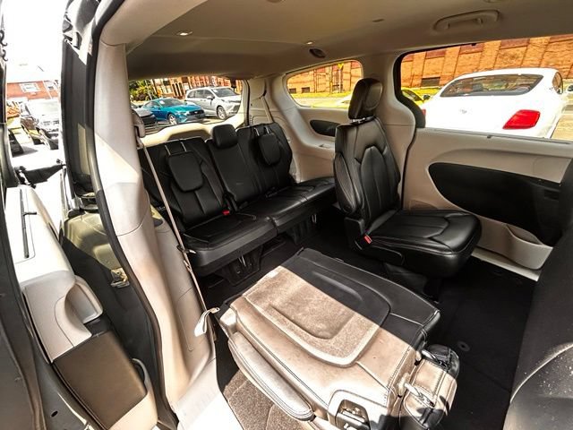 Used 2023 Chrysler Pacifica Touring-L FWD image 13