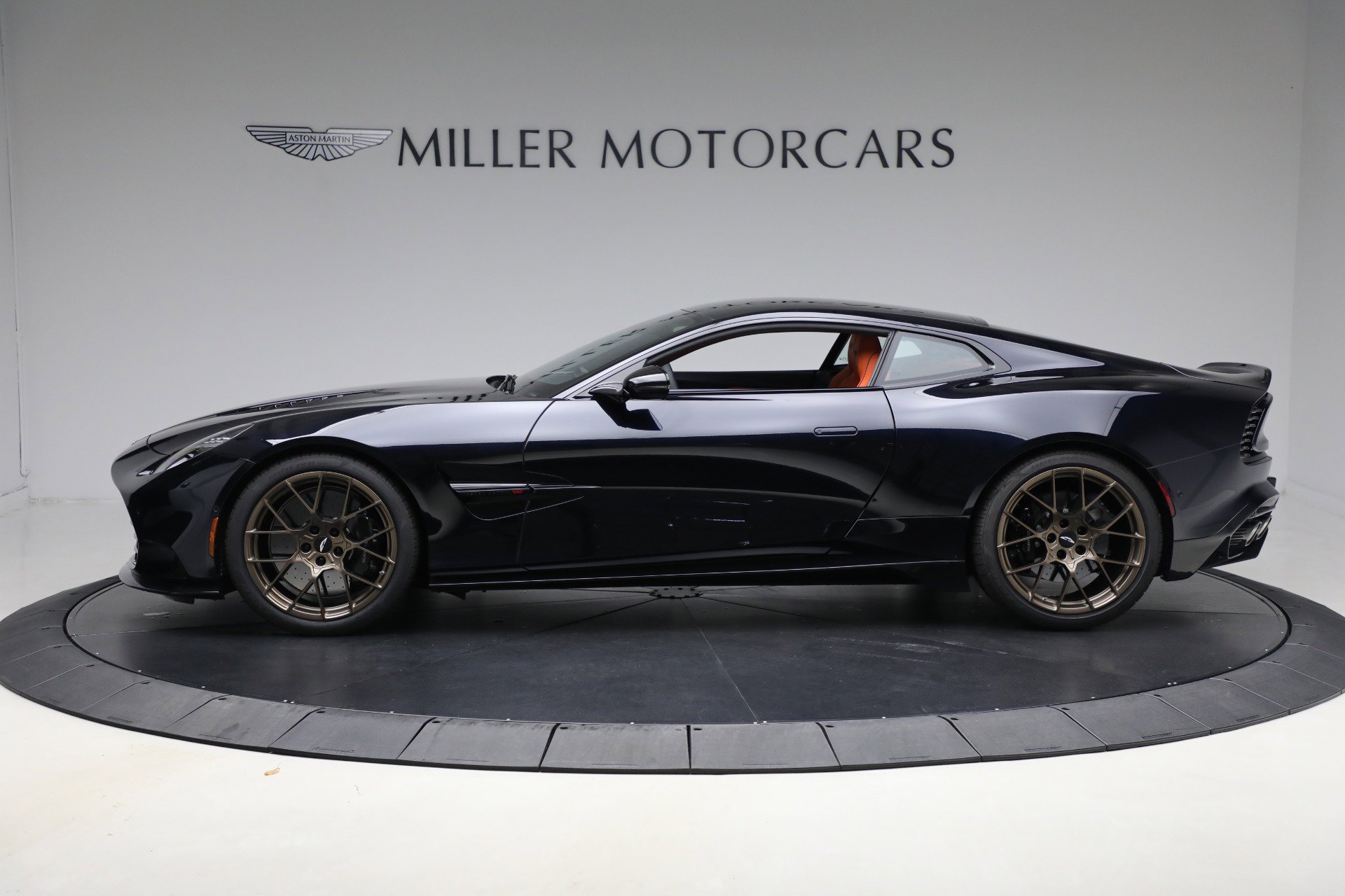 New 2025 Aston Martin Vanquish image 3