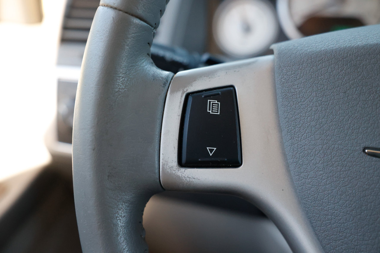 Used 2009 Chrysler Town & Country Touring image 28