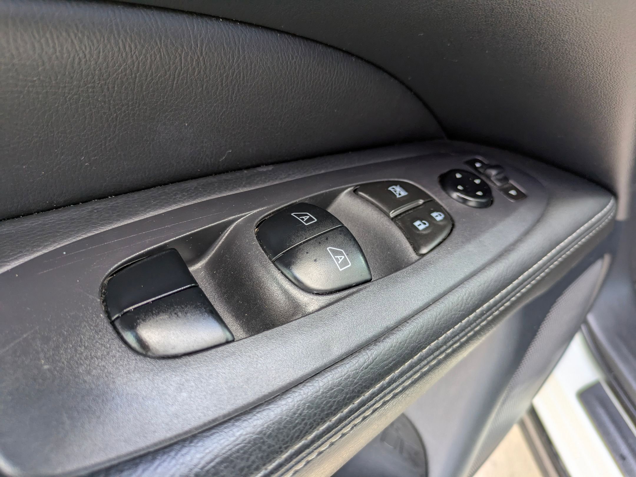 Used 2020 Nissan Pathfinder SV image 11