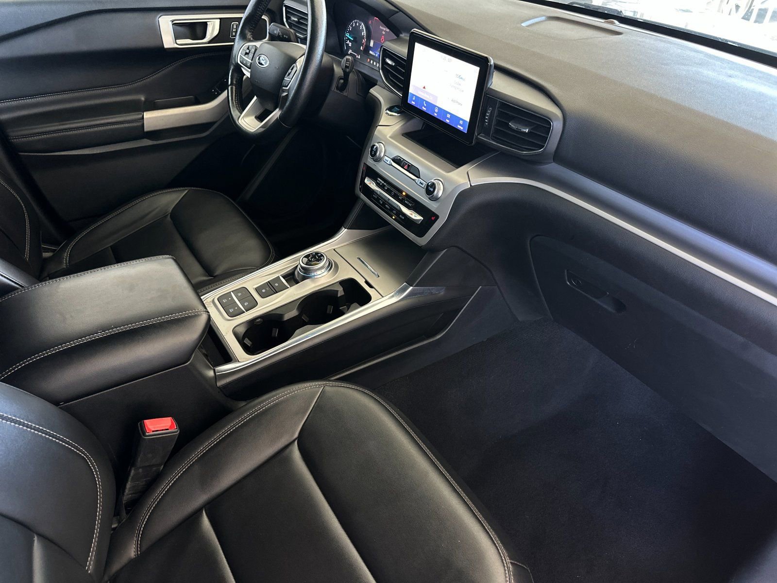 Used 2022 Ford Explorer XLT w/ Equipment Group 202A image 16