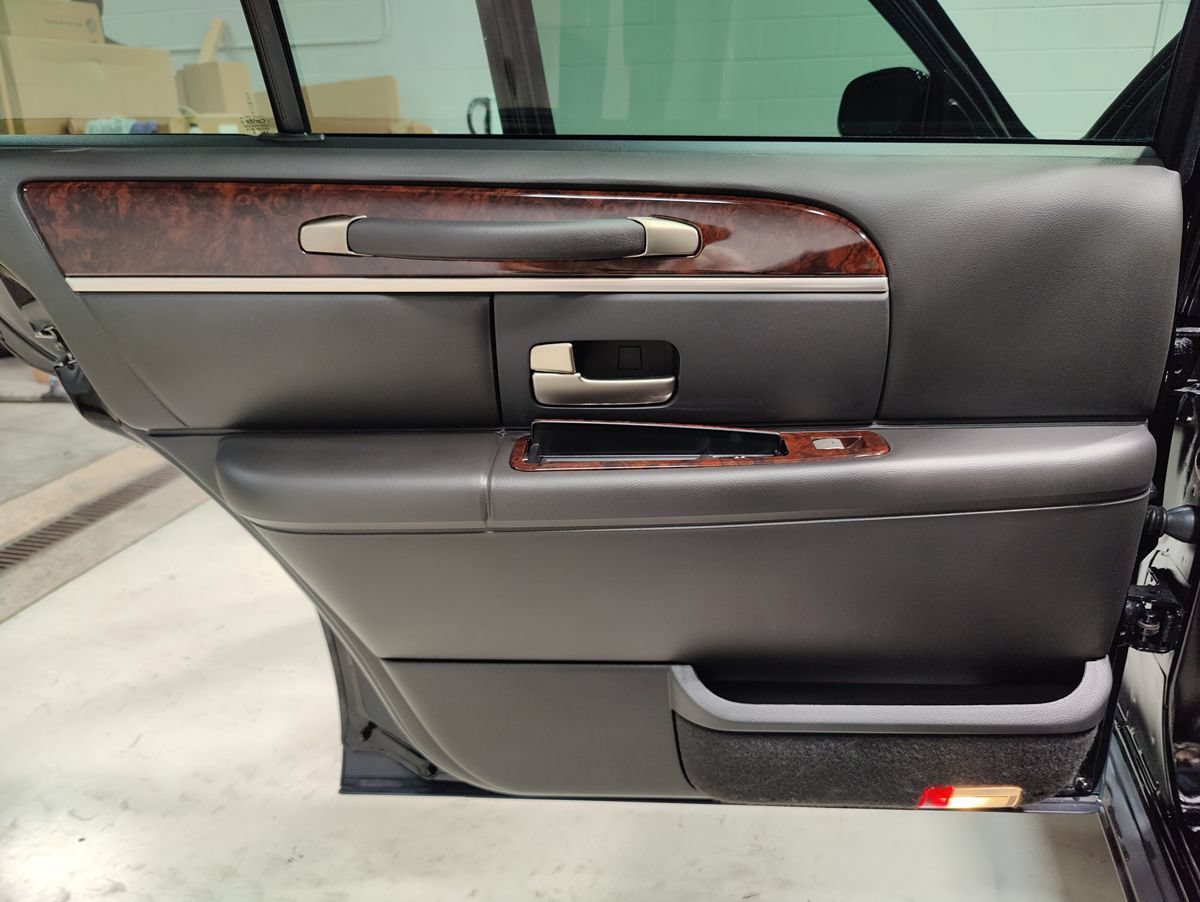Used 2011 Lincoln Town Car Executive L RWD image 42
