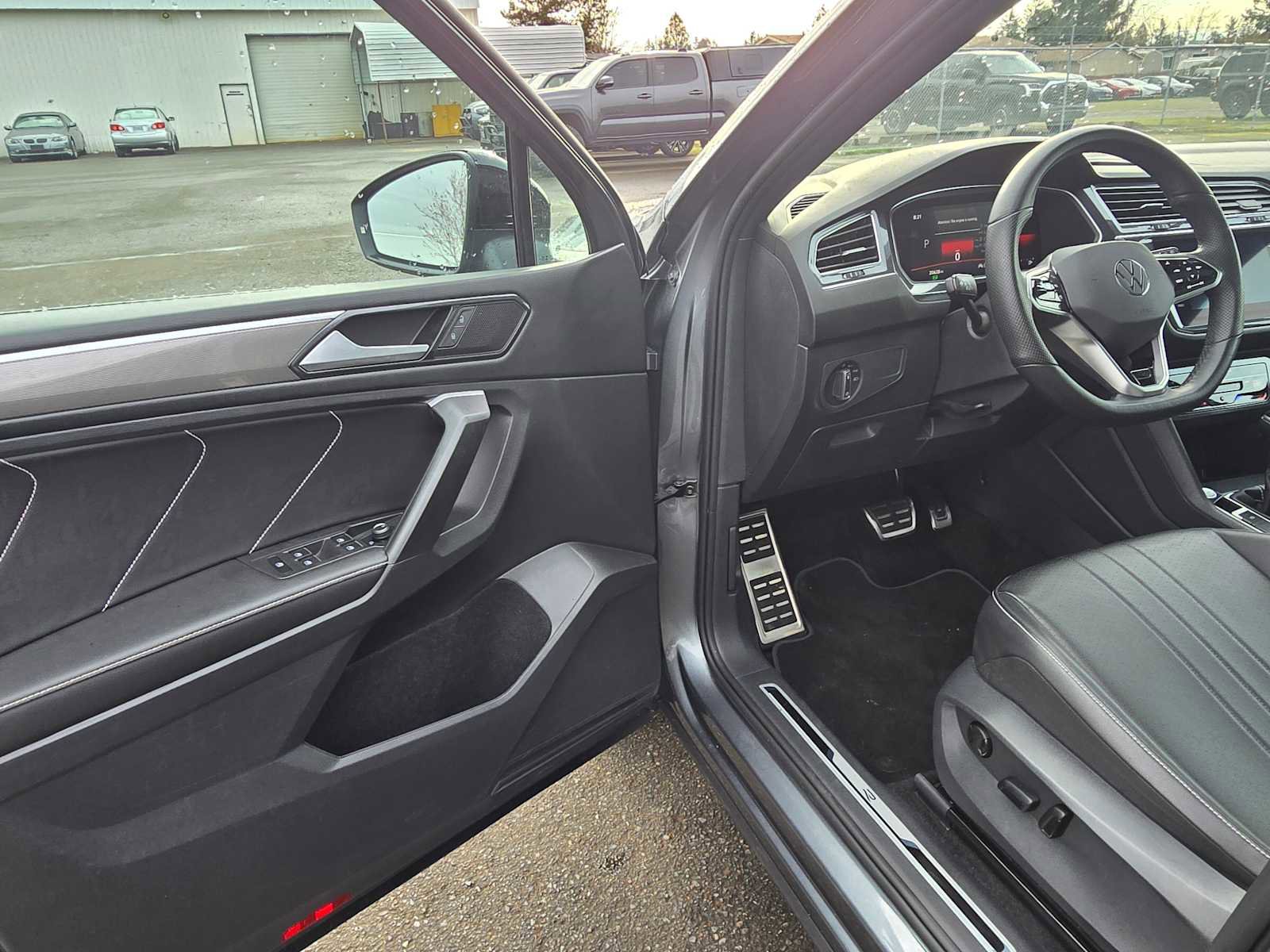 Used 2023 Volkswagen Tiguan SE R-Line image 22